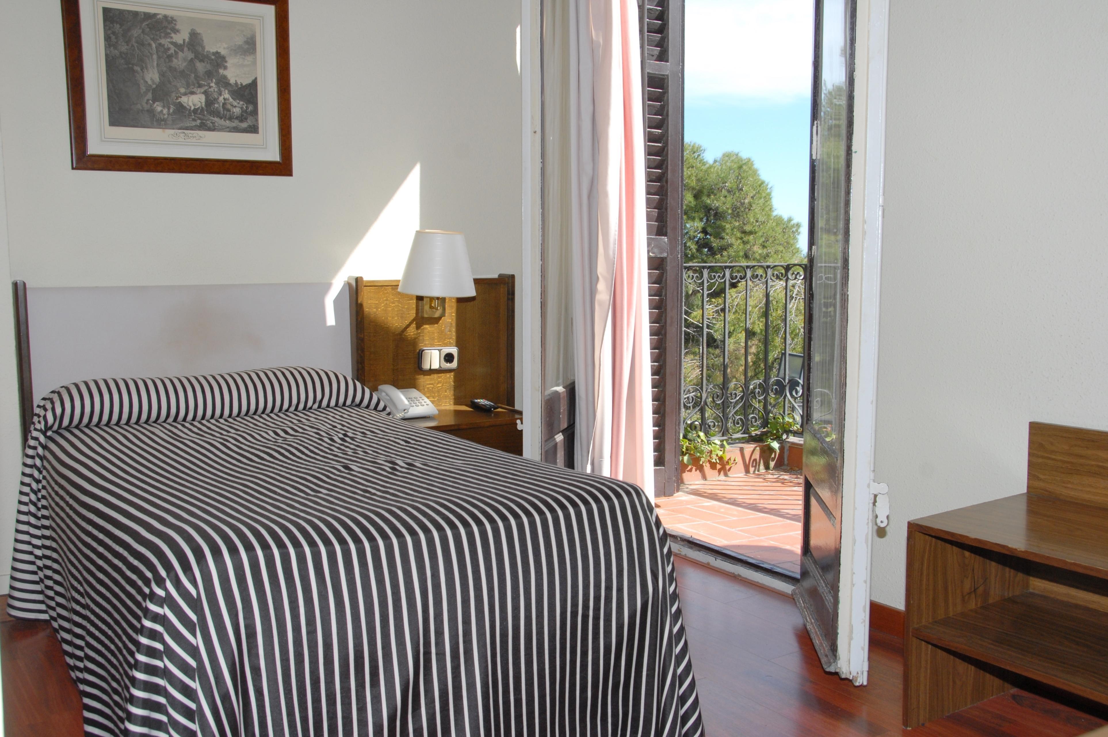 Hotel El Castell Sant Boi de Llobregat Exterior photo