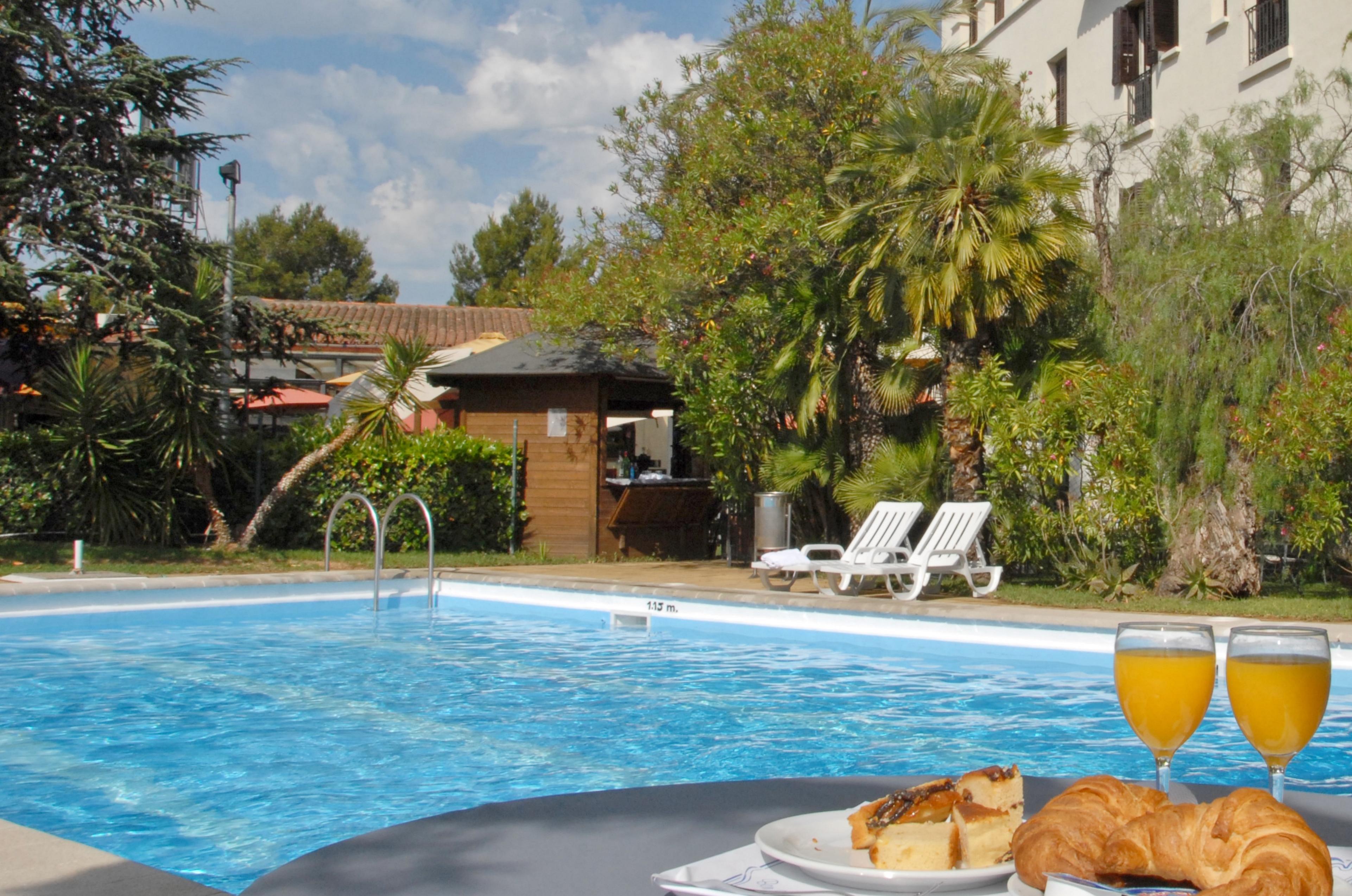 Hotel El Castell Sant Boi de Llobregat Exterior photo