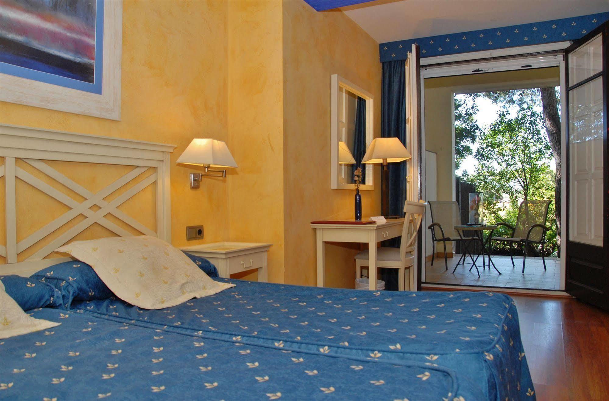 Hotel El Castell Sant Boi de Llobregat Exterior photo