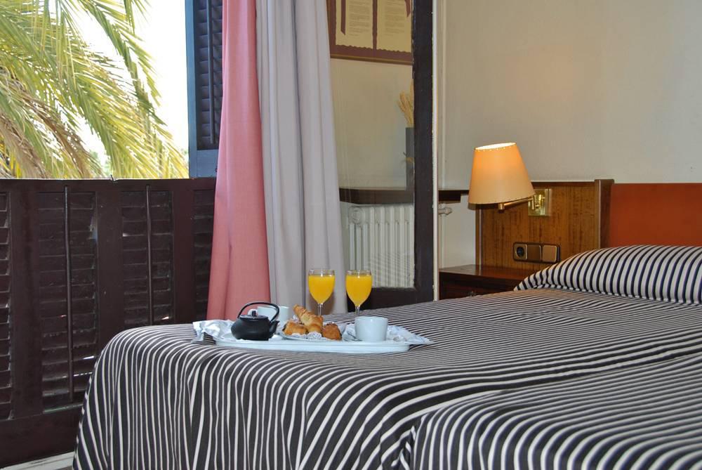 Hotel El Castell Sant Boi de Llobregat Exterior photo